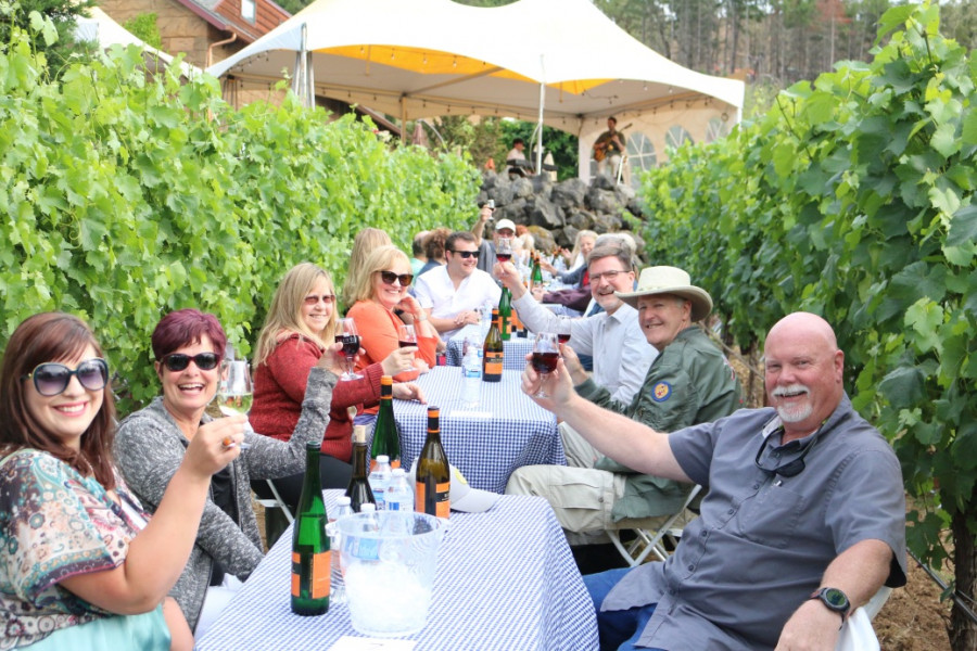 Reustle wine club members enjoying wine and dinner at Jazz in the Vineyards event